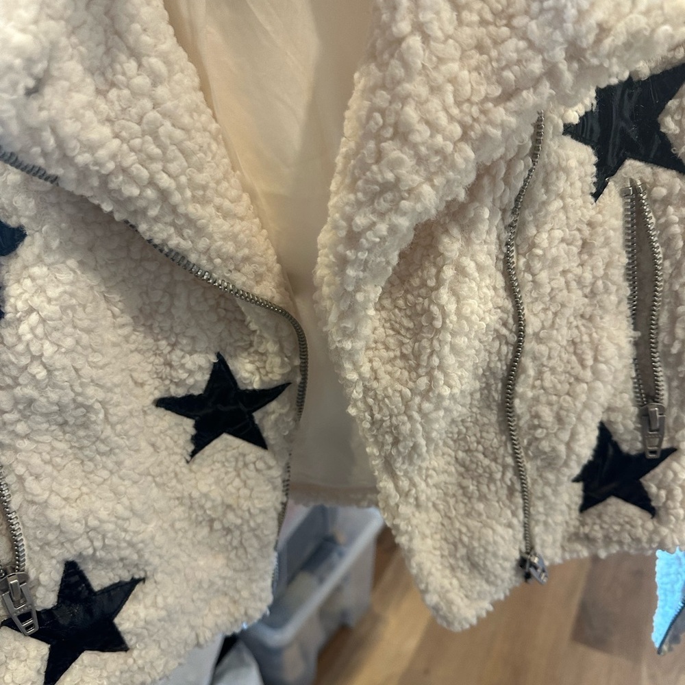 Blank NYC Cozy Cream Sherpa Jacket with Black Star Accents sz S - Picture 6 of 6